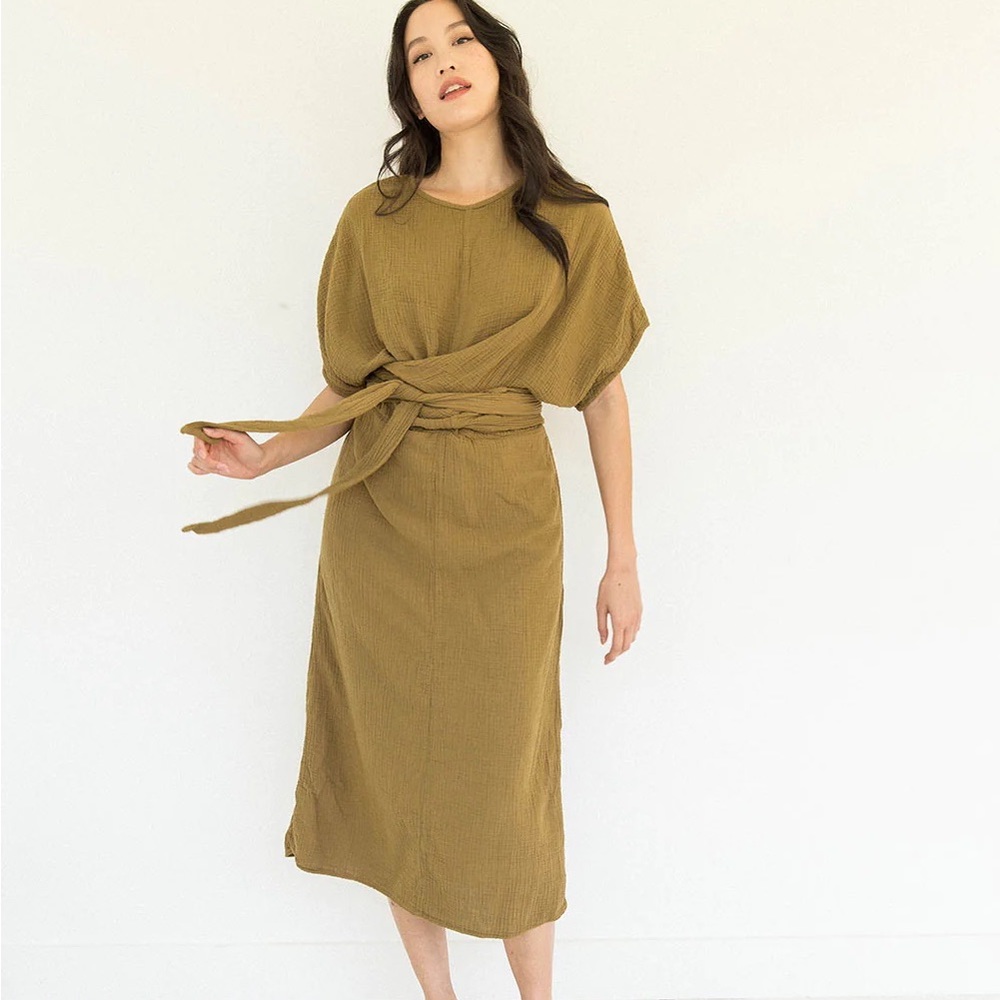 SUUNDAY LA GAUZEY DOLMAN DRESS IN TAPENADE / OLIVE || SIZE US S